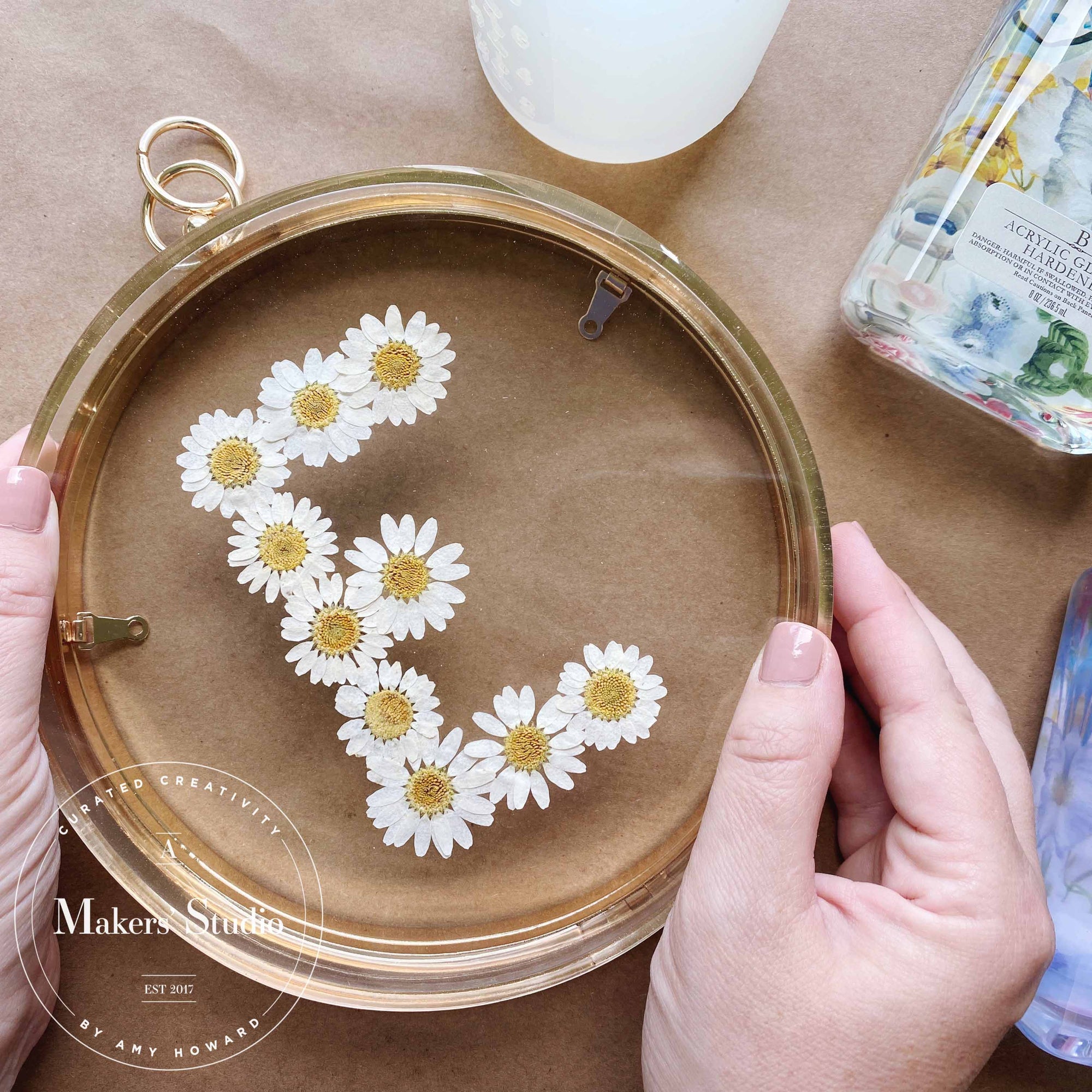 In The Hoop embroidery Set oval of jewelry with a chamomile